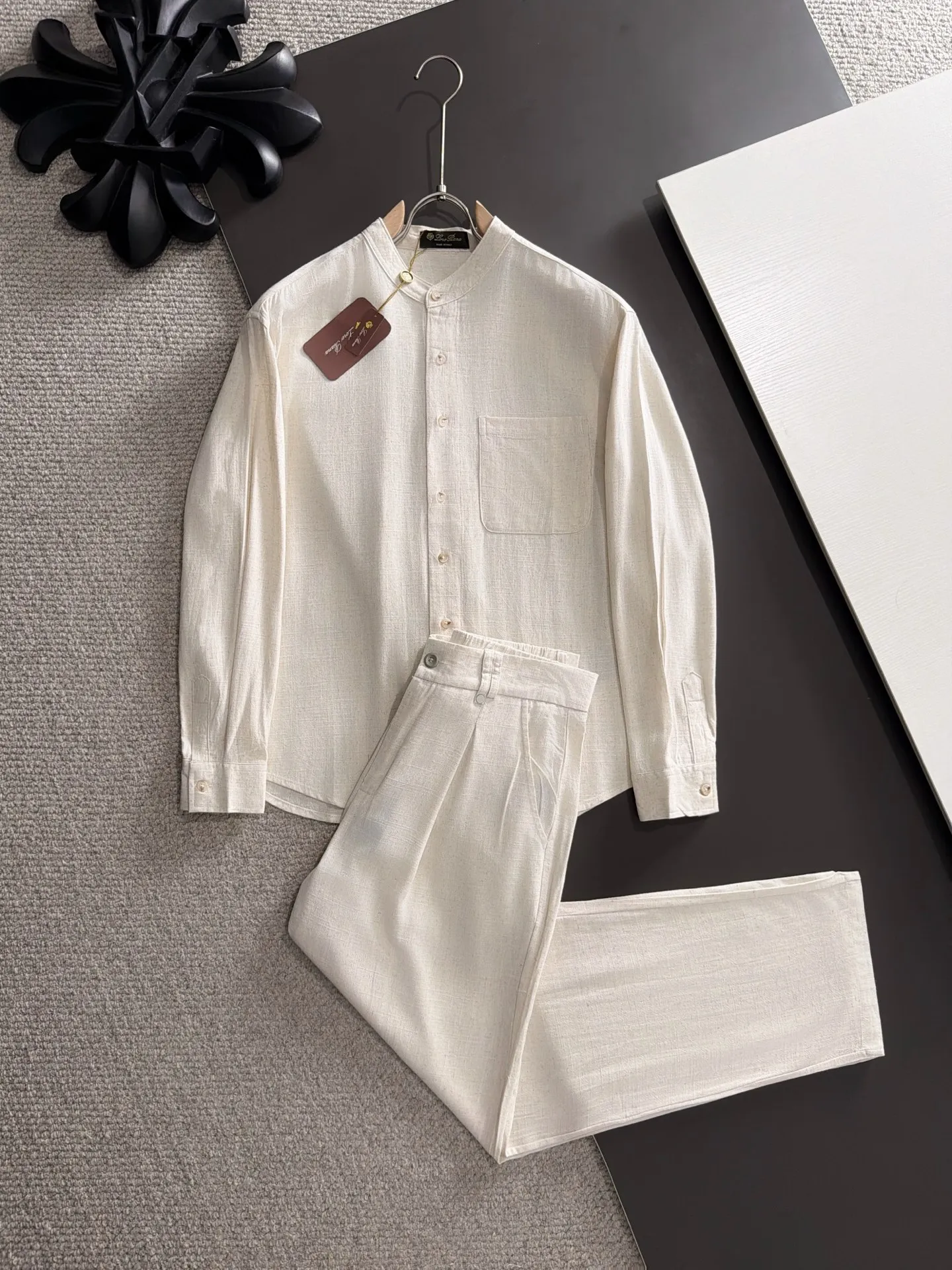 Next day shipment LP high quality Loro Piana 26ss autumn and winter New Arrival linen shirt set Made of one-on-one combed cotton yarn knitted linen fabrics, no pressure in and out of the counter Exclusive control of raw materials It feels substantial when weighed, and the upper body is more textured than ordinary T-shirts. This texture can cope with the weather easily and is suitable for both hot and cold! Loose fit design, looks noble. The only correct version is available Size: M to XXXL